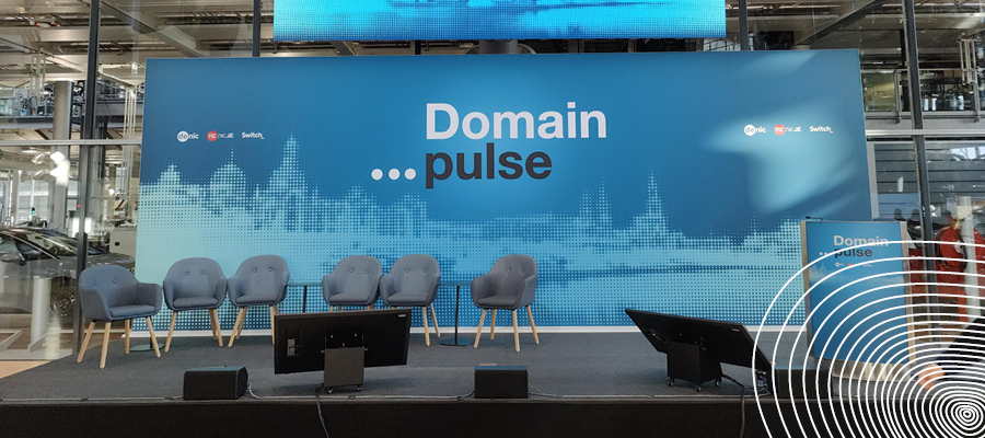 Bühne des DomainPulse 2025 in der Gläsernen Manufaktur Dresden – Vorträge und Diskussionen zu Domains, IT-Sicherheit und Internet-Governance.